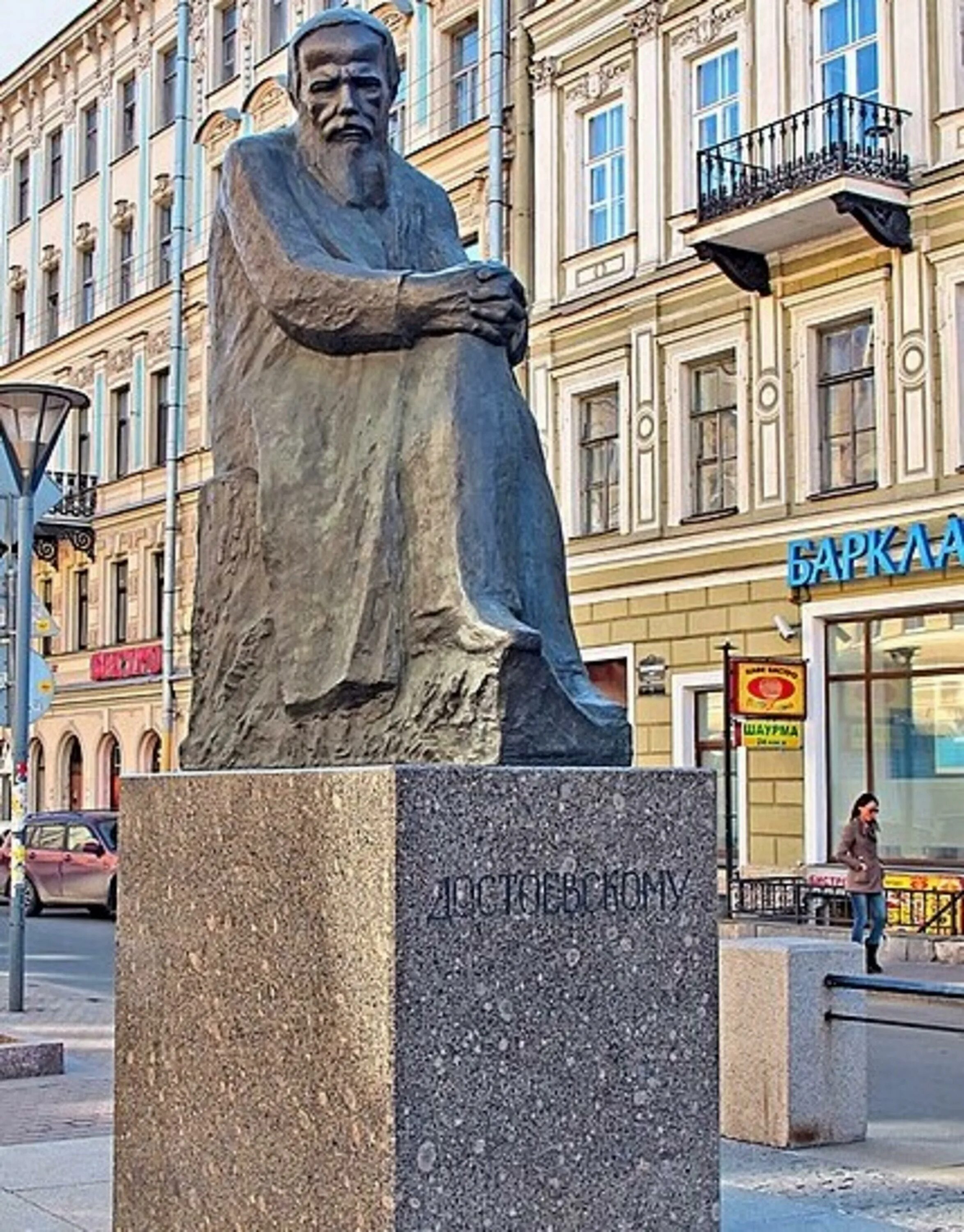 Достоевский спб телефон. Памятник Достоевскому в Санкт-Петербурге. Памятник Достоевскому в Питере. Памятник Достоевскому в Санкт-Петербурге у метро Владимирская. Достоевскому ф м памятник.