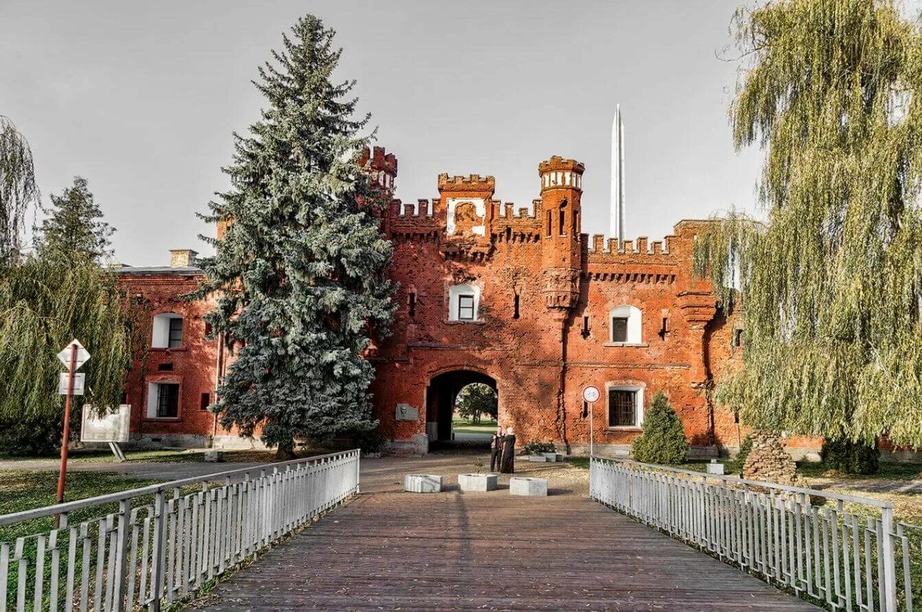 Брестская крепость беларусь 2022г. Церковь святой троицы (гервяты). Национальным историко-культурным музеем-заповедником «несвиж». Несвиж и мирский замок. Места которые стоит посетить в белоруссии.