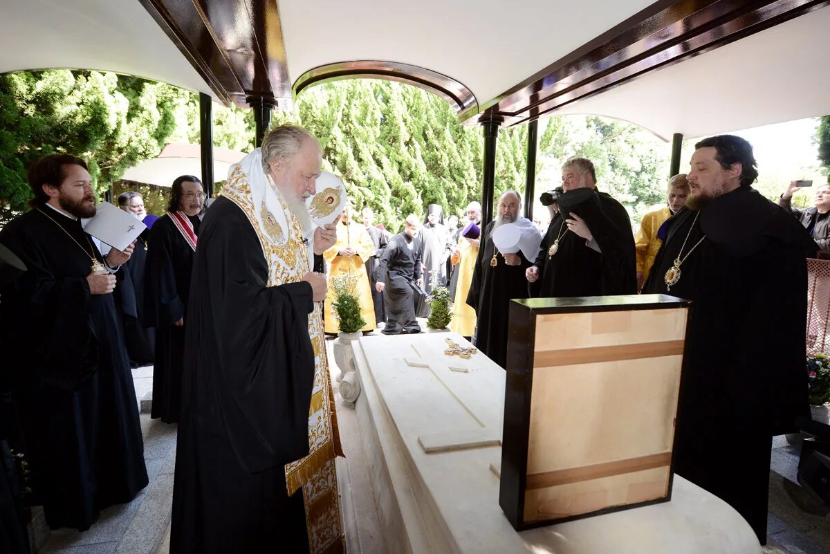 молебен на кладбище