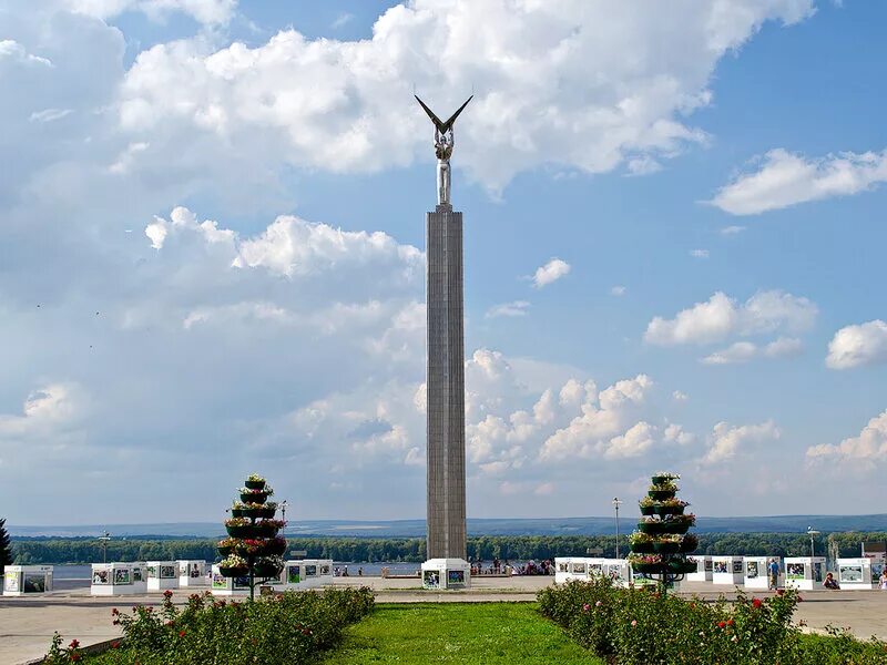 Статуя славы. Монумент славы самара. площадь монумент славы самара. памятники в самаре монумент славы. площадь славы самара памятник.