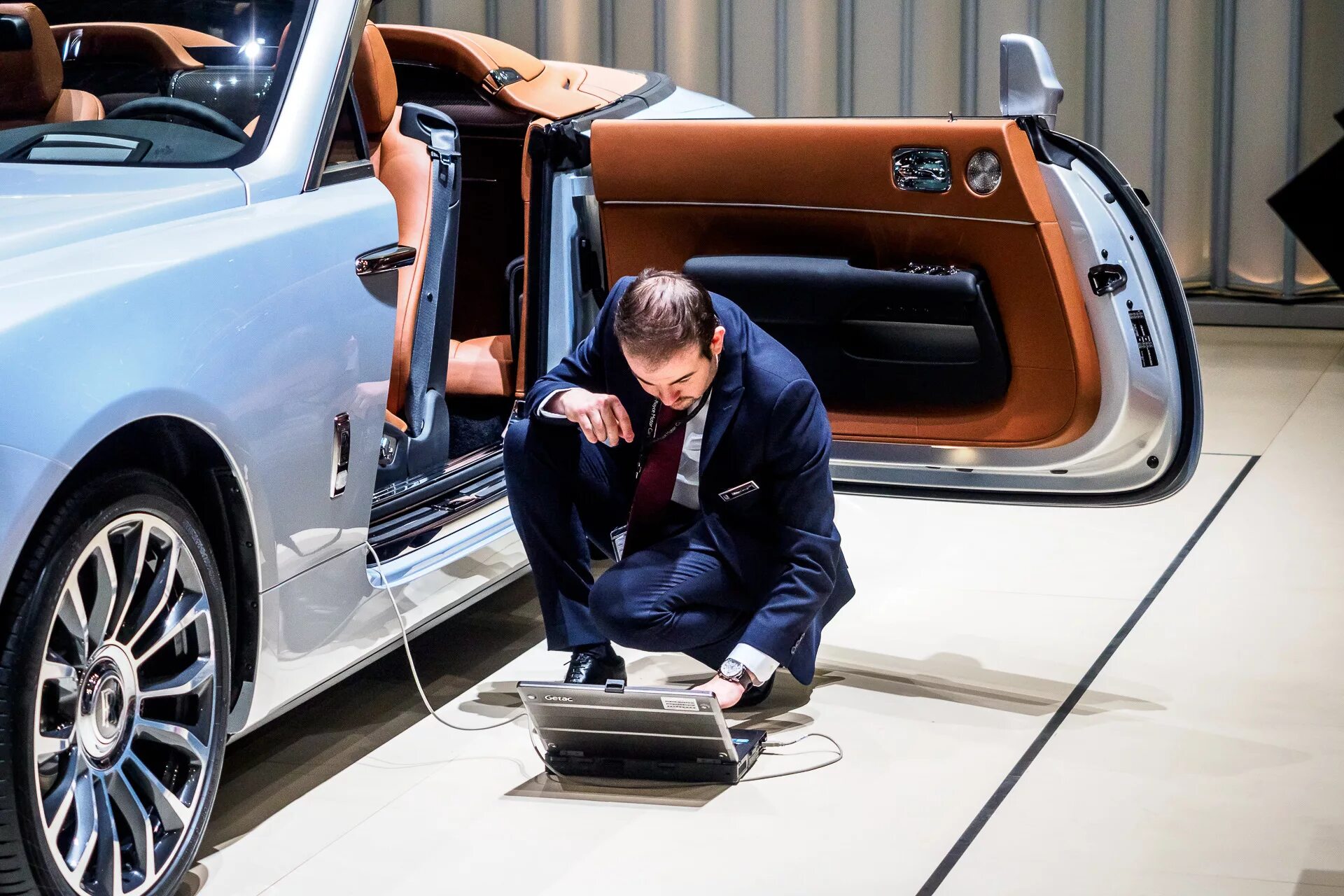 роллс ройс у дворца. автосалон роллс ройс. автомобильная роскошь. налог на дорогие автомобили. автомобили под роскошь.