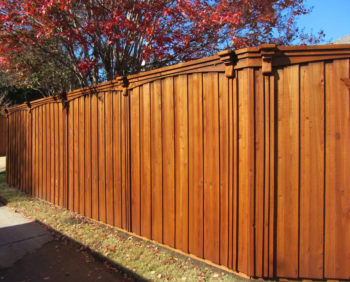 Забор цвет Орегон. Деревянный забор. Цвет деревянного забора. Сплошной деревянный забор.