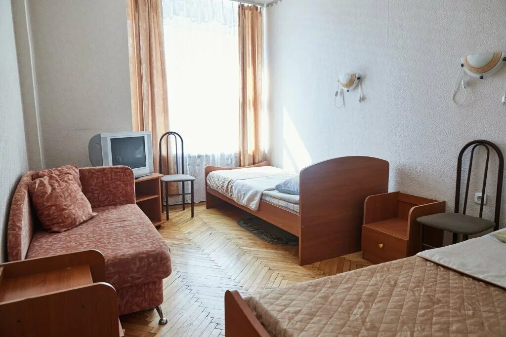 Королев отель октябрьский бульвар. Королев отель гостиница. Королев отель гостиница. Малинки отель королев. Королев логотип.