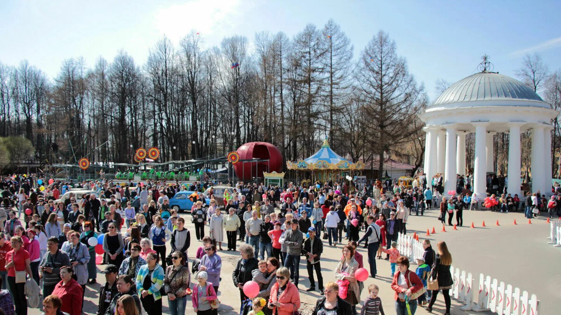 Воскресенье город пермь. Парк горького пермь. жители перми. население перми. горьковский парк.