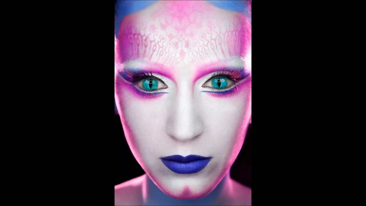 Katy perry e t remix. Кэти перри пришелец. katy perry e.t. обложка. et katy perry kanye west. ремикс кэти перри ет.