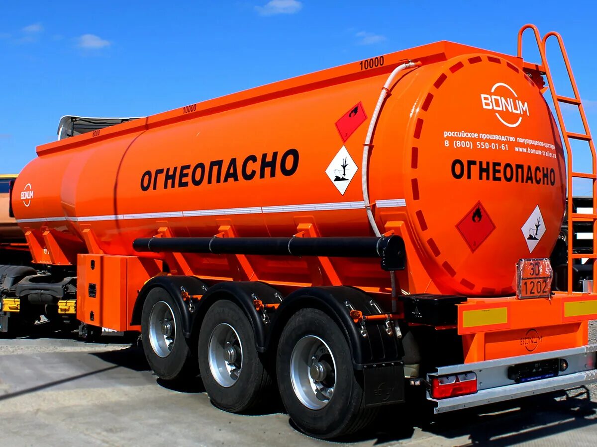 Машины перевозящие опасные грузы. Цистерна для перевозки топлива. Легковоспламеняющиеся грузы перевозка. Бензовоз. Машины сопровождения опасных грузов.
