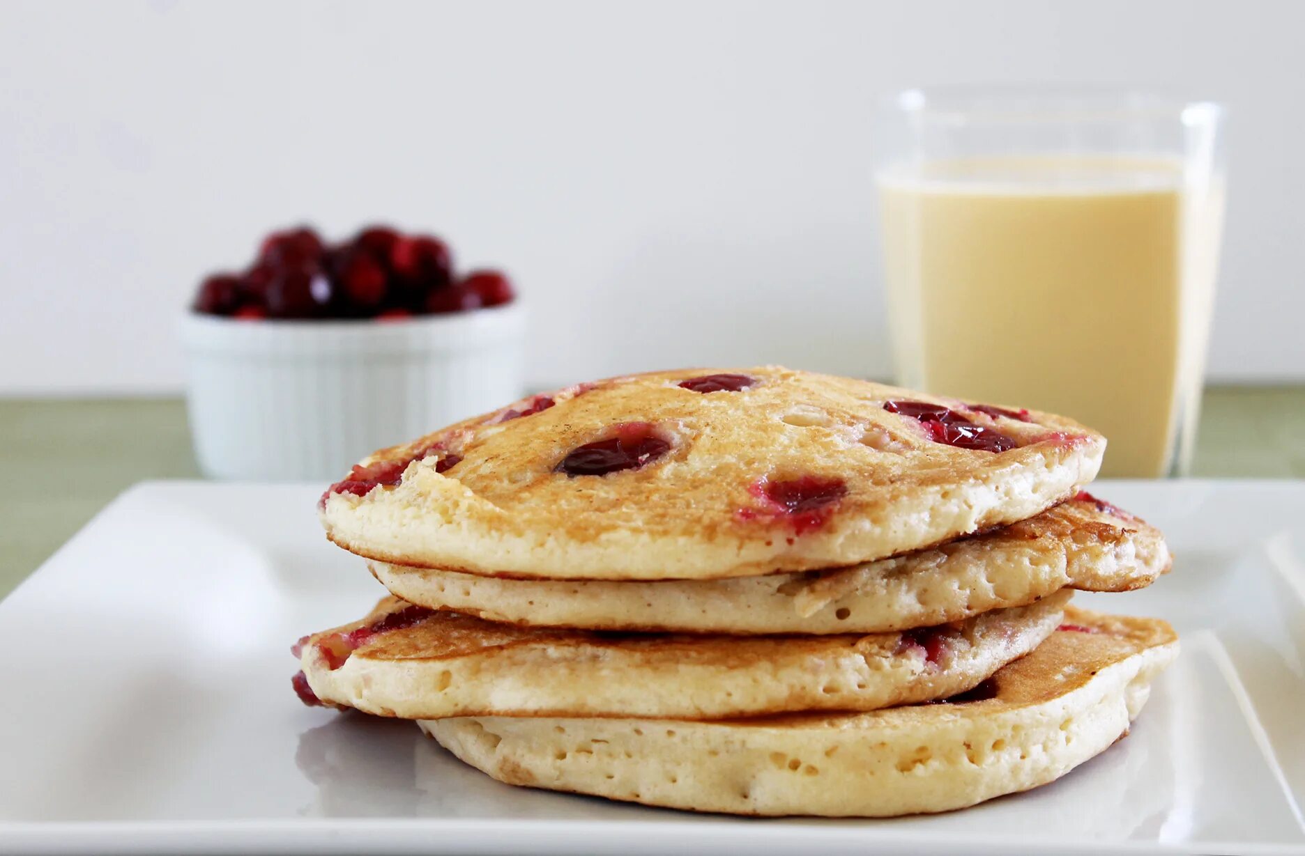 Постные панкейки. Постные панкейки. Блины и вафли. Панкейки с клубникой и бананом. Постные панкейки.
