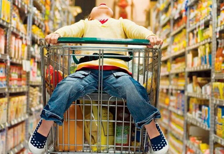 Ребенок плачет в магазине игрушек. Магазин дети истерики. Ребенок истерит в магазине. Магазин дети истерики. Истерика в магазине.