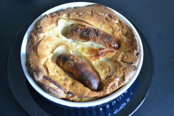 жаба в норке рецепт. Toad in the hole блюдо. жаба в норке английское блюдо. жаба в норке английское блюдо. жаба в норке toad in the hole/ sausage toad.