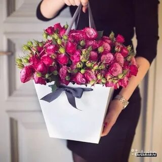 С днем рождения цветы в руках