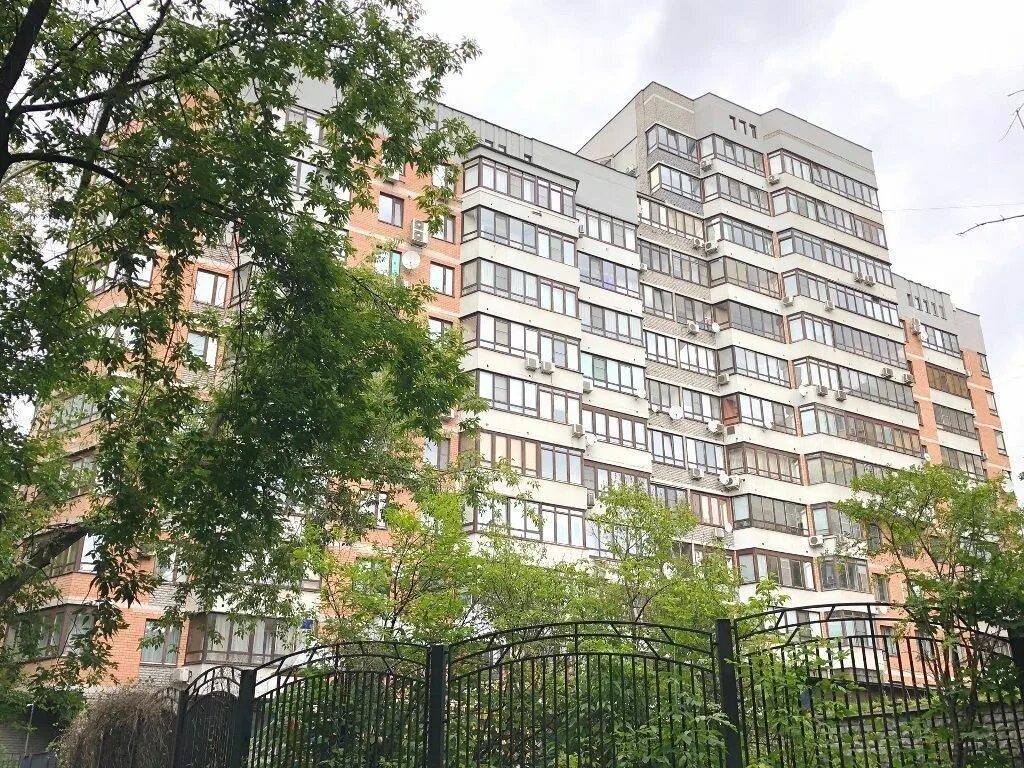 Togliatti, Kosmonavtov blvd house 3. Apartment house