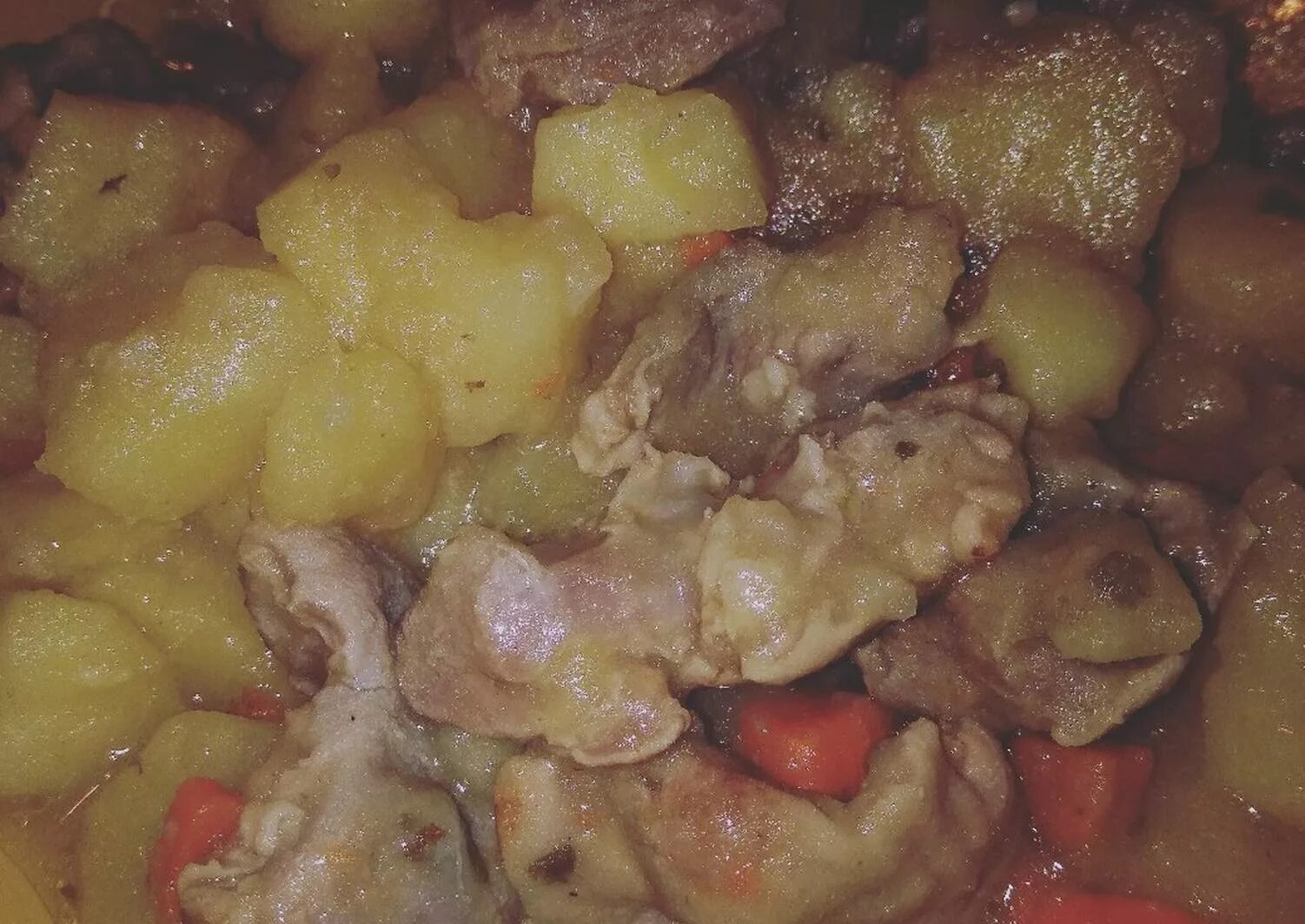 Как приготовить куриные желудки в мультиварке. Куриные желудки с картошкой в мультиварке. куриные желудки с картошкой. картошка с пупками куриными. куриные желудки с картошкой тушеные.