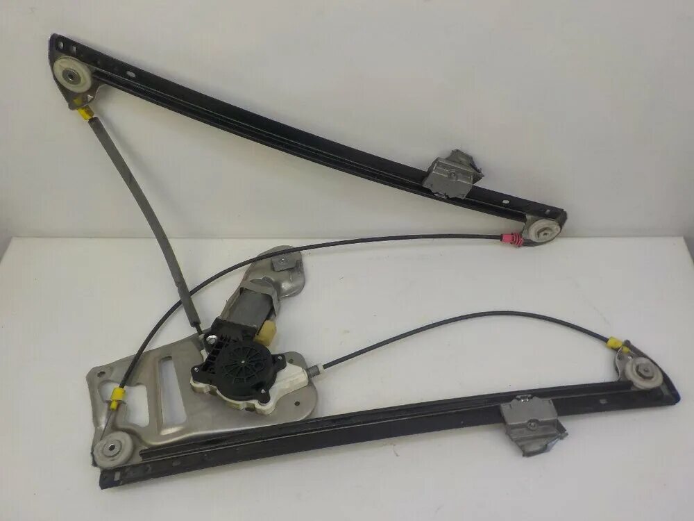 Range rover 2008 года трос стеклоподъёмника задний правый. Стеклоподъемники рендж ровер вог. Стеклоподъемник на рендж ровер. Электростеклоподъемник ленд ровер 1. Стеклоподъемник range rover.