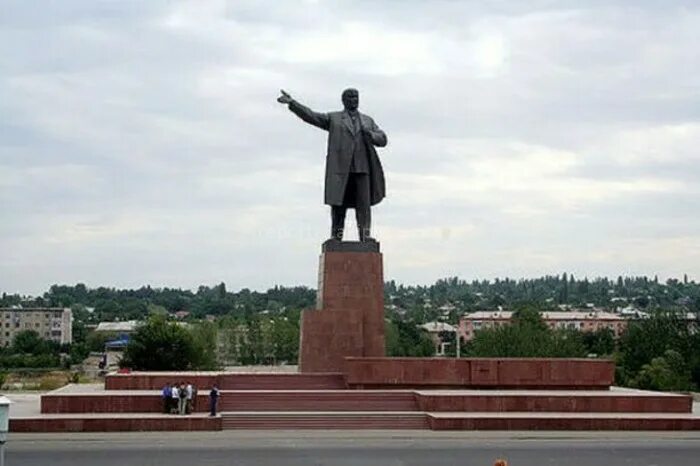 Ош площадь ленина. Статуя ленина в оше. Статуя ленина в бишкеке. Памятники ленина в городе бишкеке. Памятник ленину в оше.
