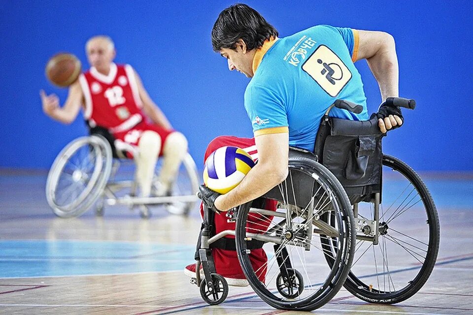 Инвалиды параолимпийцы. Спортсмены с ограниченными возможностями. Спорт для инвалидов. Спортсмен на инвалидной коляске.