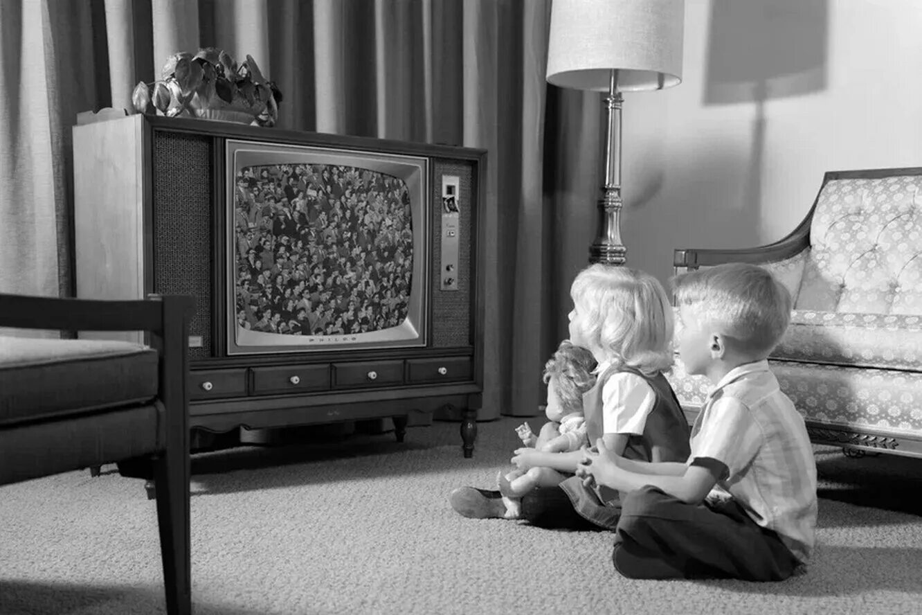 Кинопоиск на старом телевизоре. Старинный телевизор. Черно белый телевизор. Детский телевизор. Старый черно белый телевизор.