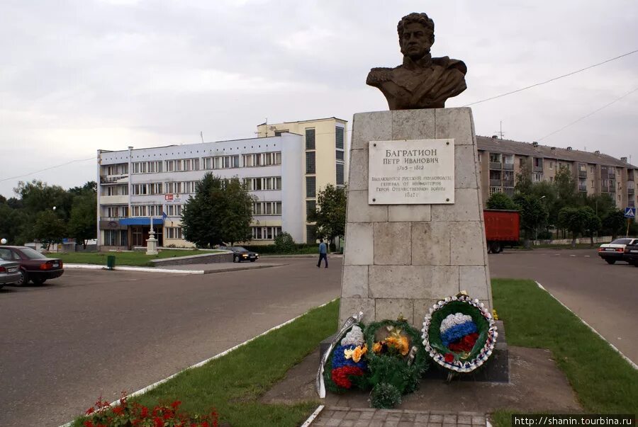 Песня не успеваю алмас багратиони. Памятник багратиону в багратионовске. Русские полководцы багратион. Бюст багратиона в багратионовске. Князь багратион.