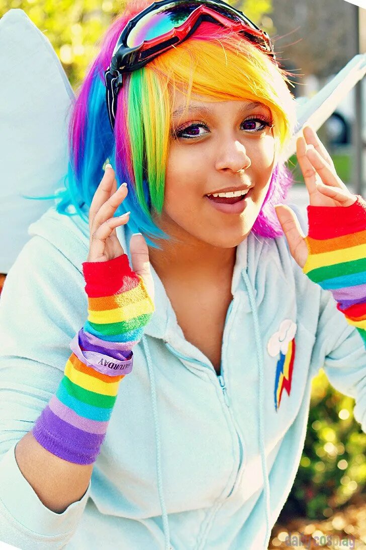 Радужные обои. Девушки радужных друзей. Радужная девушка. Флаттершай и рейнбоу дэш люди. Рейнбоу дэш аниме.
