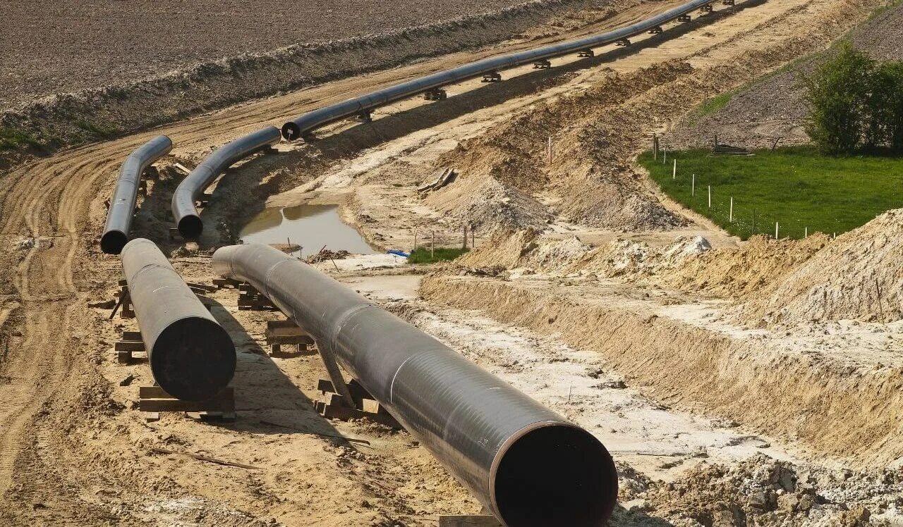 Трубы трасса. Магистральная труба газопровода. надземная прокладка трубопроводов. надземные магистральные трубопроводы. трасса магистрального трубопровода.