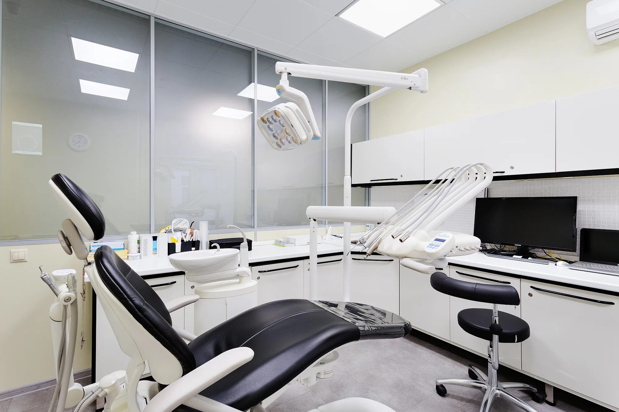 Тц кристалл марксистская. Имплант сити на марксистской. Стоматологический центр имплант сити киевская. Клиника имплант сити. 1 clinic стоматология марксистская.