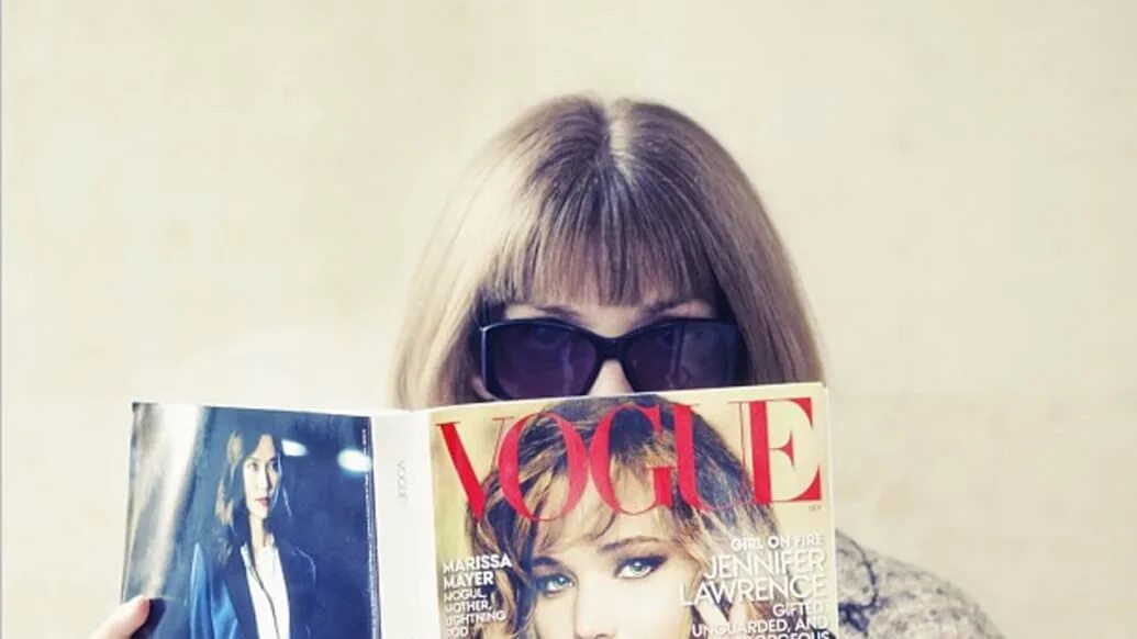 She reads magazines. Дебютная обложка Анны Винтур. Magazines read_look. She read Magazine.