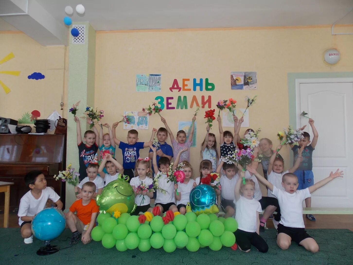 День земли в детском са. Всемирный день земли. День земли пв детском саду. День земли в доу мероприятия. День земли.