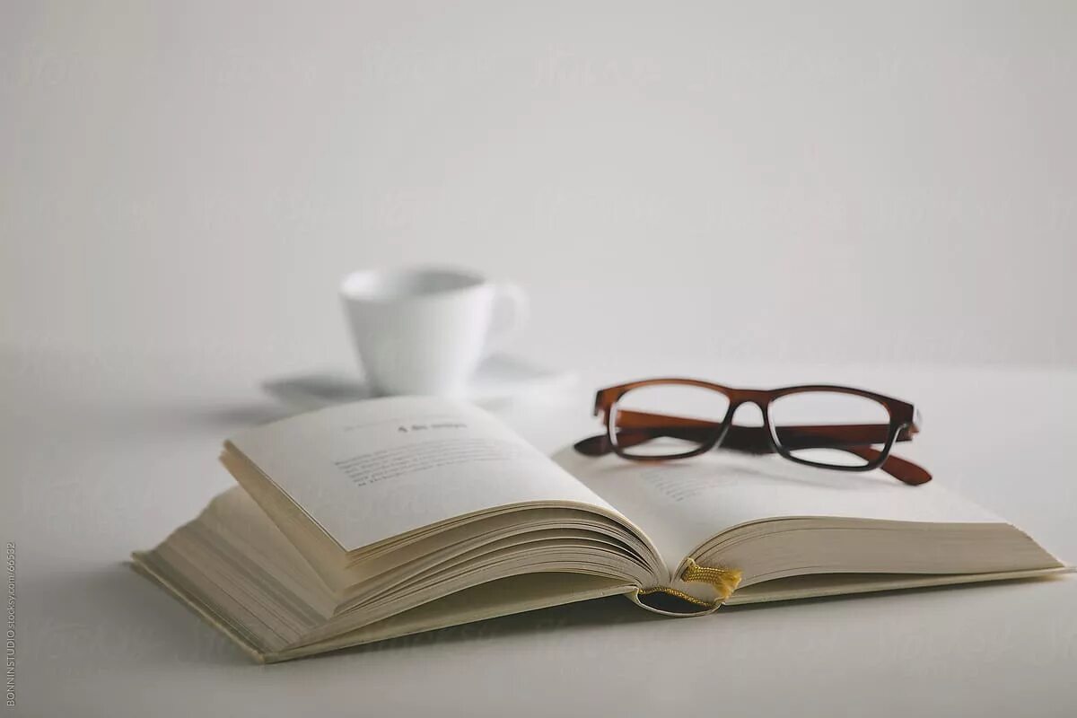 Картинка книга на столе. Книга и очки. Книга Минимализм. Очки на столе. Стопка книг и очки.