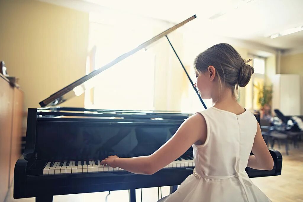Девочка со скрипкой. Молодые спортивные девочки. Фотосессия на футбольном поле. Девушка скрипачка линдси стирлинг. Девочка футболистка ребёнок.