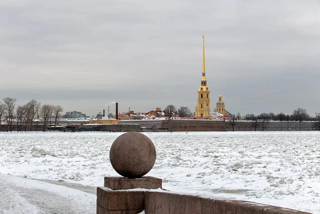 Стрелка Васильевского острова и Петропавловская крепость. Вид со стрелки Васильевского острова. Вид на Петропавловскую крепость со стрелки Васильевского острова. Вид со стрелки Васильевского острова на Петропавловку.