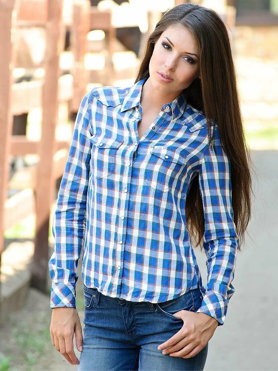 Рубашка в клетку для девочки. Какая девочка рубашка. Красивые девушки в клетчатых рубашках. Рубашка клетчатая женская sela 2020. Рубашка поверх футболки женские.