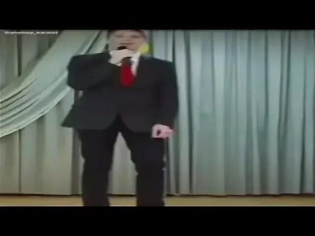 Симпл поет новогоднюю песню. Саша симпл поет. симпл поет на выпускном. симпл поет в школе. саша симпл выпускной.