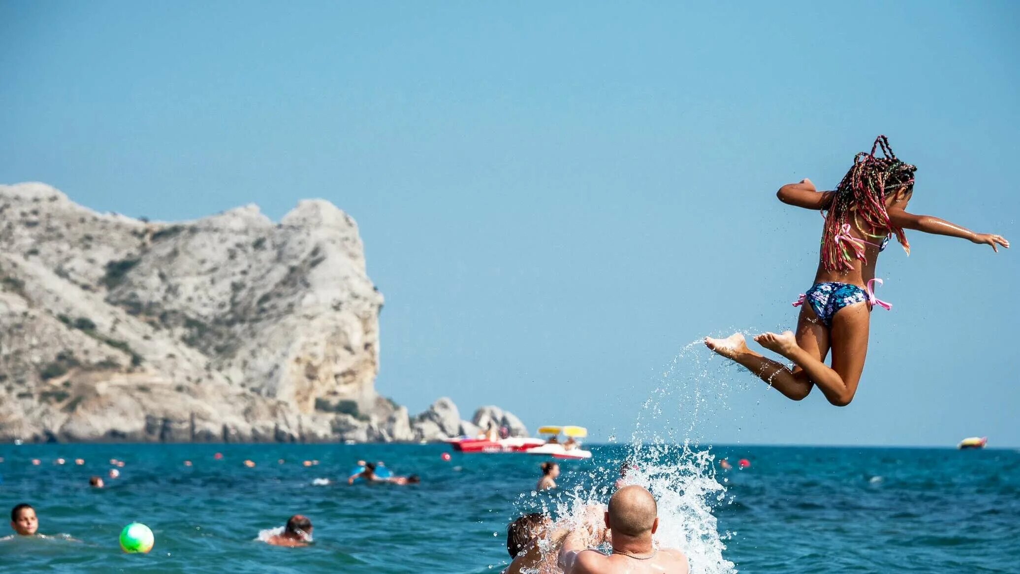 В июне в сочи можно купаться. Люди купаются в море. Отдыхающие на море. Черное море пляж. Пляж люди купаются.