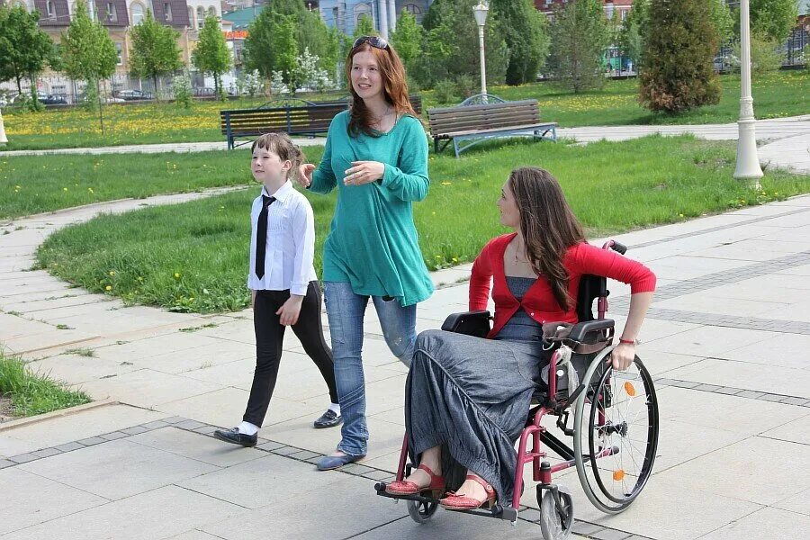 Семья с ребенком инвалидом. Прогулка с людьми ограниченными возможностями. Инвалиды люди с ограниченными возможностями. Дети с ограниченными возможностями.