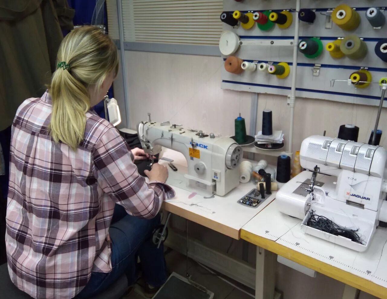 услуги по пошиву одежды. шитье одежды. авито москва ремонт одежды. пошив одежды. швейные принадлежности.