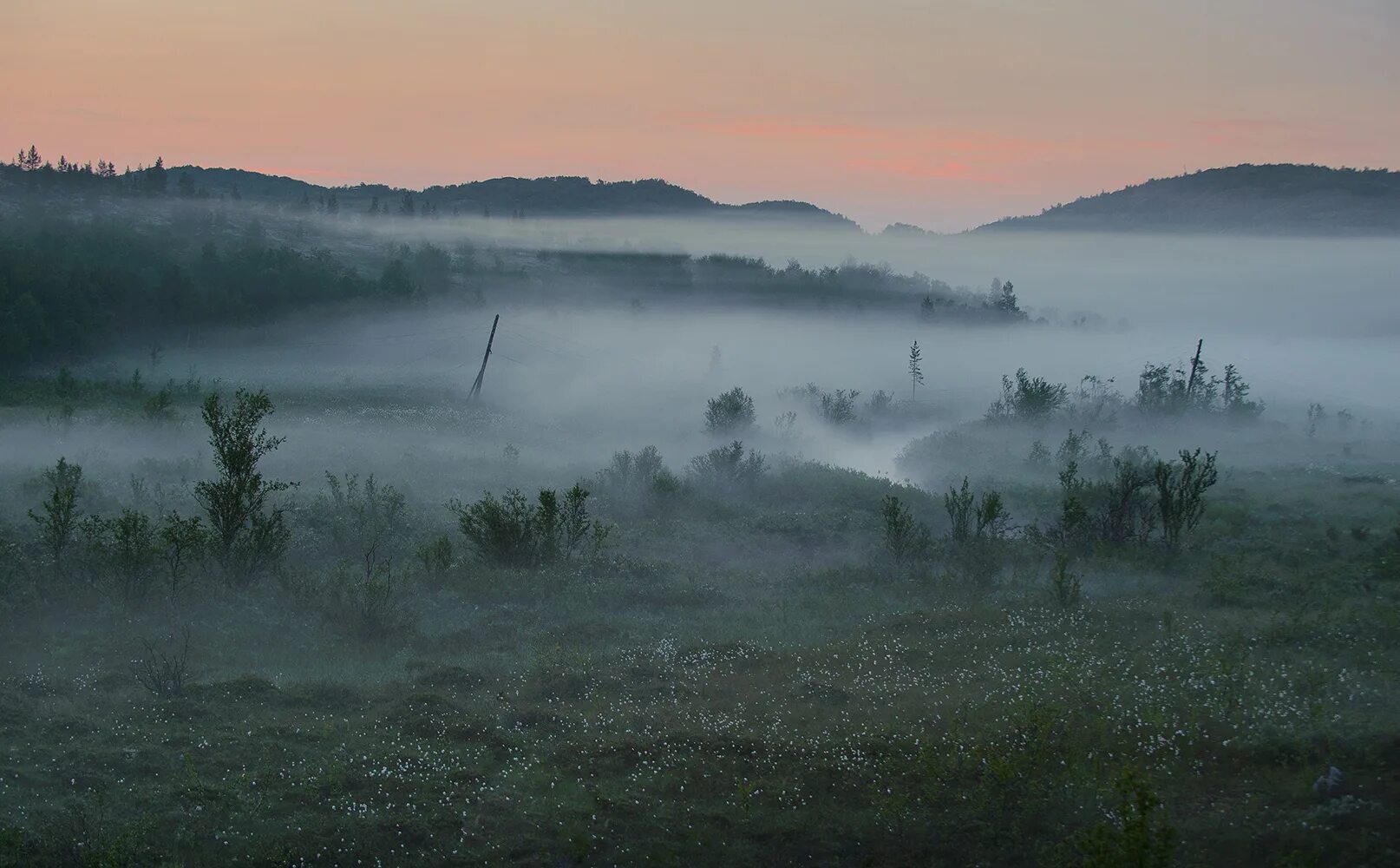 Атмосферные пейзажи. Туманная местность. Горы скандинавии в тумане. Туманный вид. Туман.