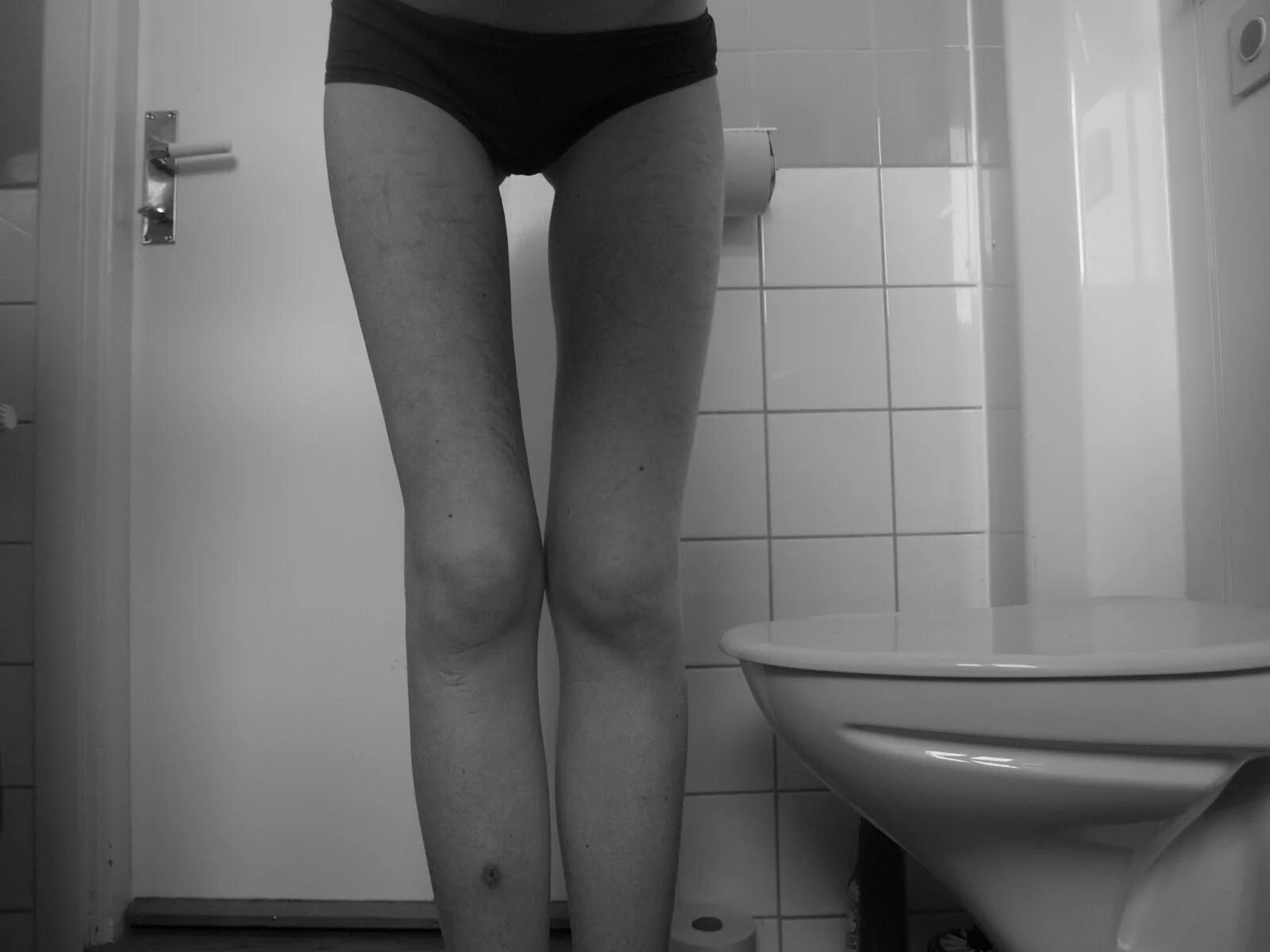 Thigh gap. Просвет между бедрами. Просвет между бедрами у женщины. Дырка между бедрами. Между бедер.