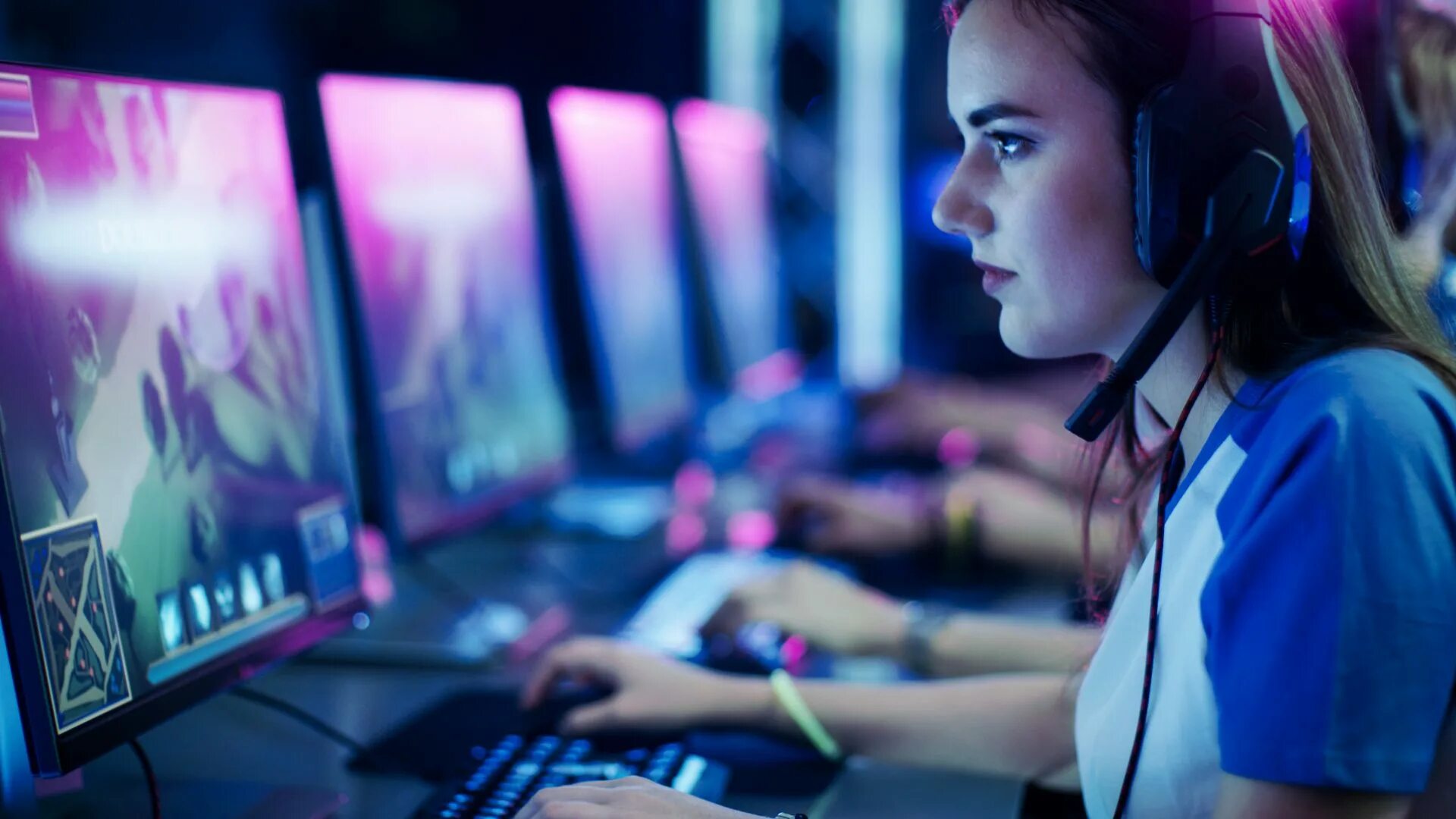 Web gaming. Синди киберспортсменка. Девушка геймер. Девушки играющие в компьютерные игры. Девушка играет в компьютерном клубе.