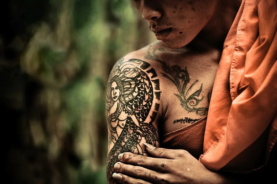 тайские тату. татуировки монахов. татуировки монахов. сак янт будда. буддийские татуировки на голове.