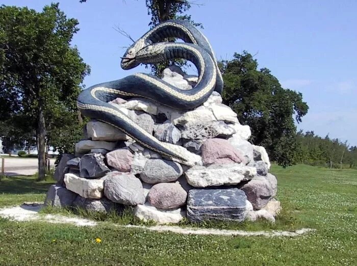 Статуи со змеями. Скульптуры древней греции геркулес. Статуя змеиное изваяние. Статуя мужчины со змеей. Лувр статуя геркулеса.