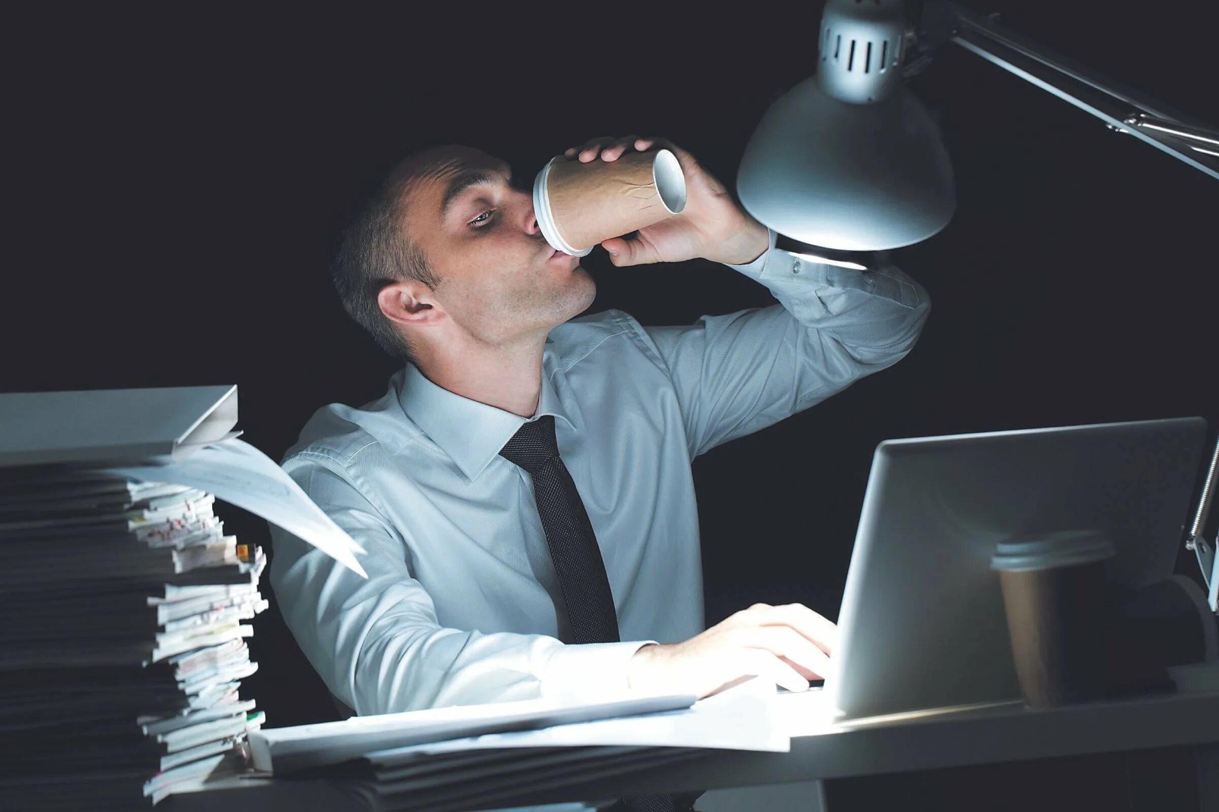 Ночное рабочее время и сверхурочная работа. Ночная работа. человек работает ночью. ночная работа за компьютером. ночной работник.