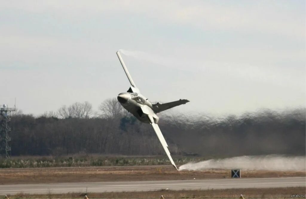 Су-25 бреющий полет. Пляж с самолетами. Бреющий полет фото. Challenger 350 фото bombardier над морем горами островами. Военный самолет на аэродроме.