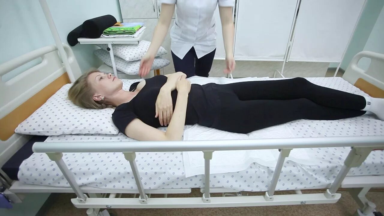 Лежачего больного не забирают. Человек в машине скорой помощи. Сиделка для лежачих больных. Лежачий пациент. Лежачего больного не забирают.