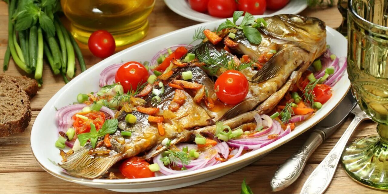 Рецепт карп с овощами. Жареный карп. карп с гранатом.