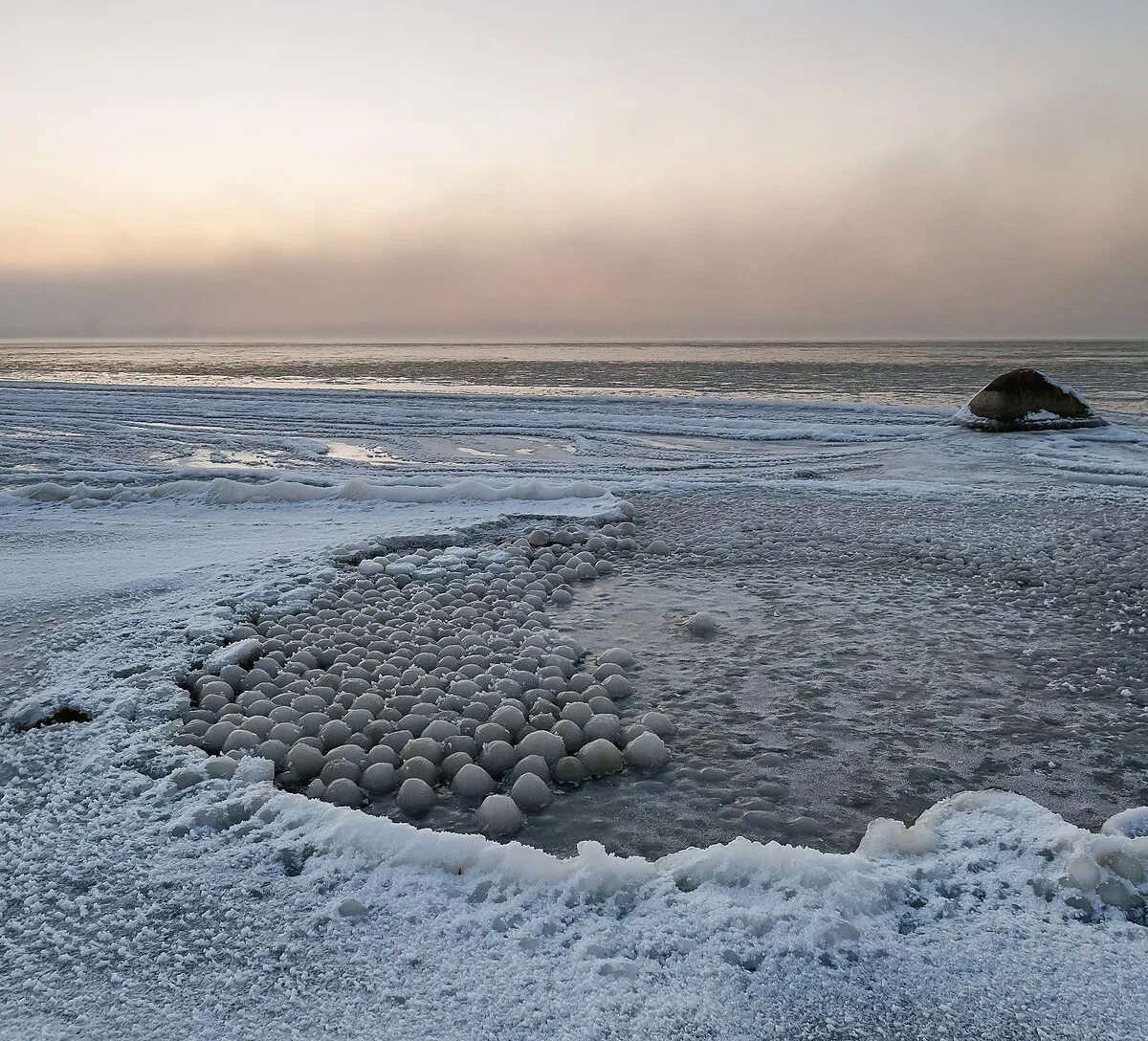 Финский залив соленая вода. Ледяные шары в финском заливе. Таллин финский залив. Финский залив зимой замерзает. Ледяные шарики в финском заливе.