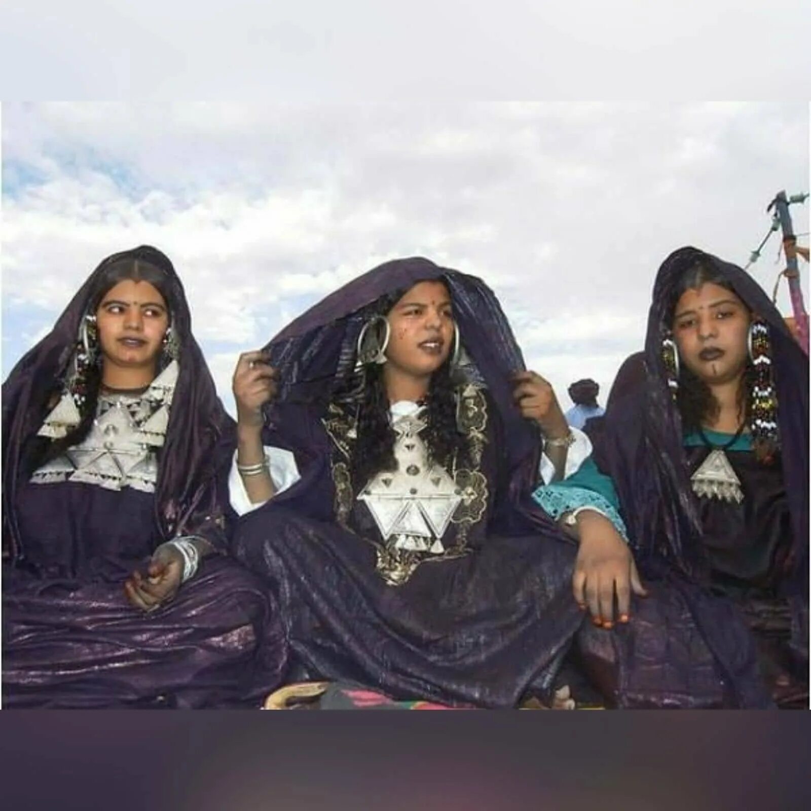 Коренное население арабы и берберы. Берберы и туареги. Алжир Национальная одежда берберов. Туареги Ахаггара. Туареги народ Африки.