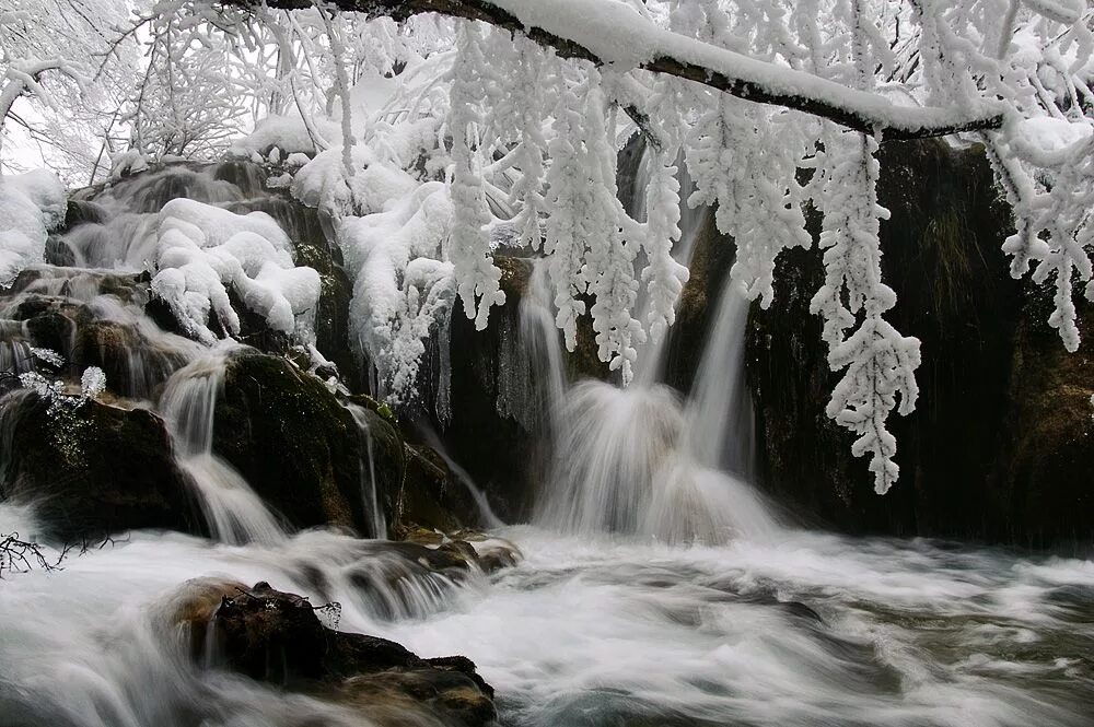 Замерзший водопад на Плитвицких Озерах. Водопад зимой. Водопад зимой фото. Водопадик зимой. Зима фото водопад