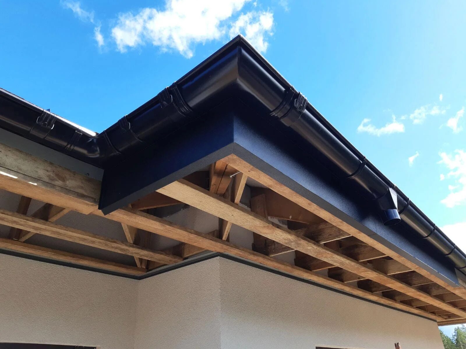 короба на крышу дома. элементы фронтонного свеса. софиты для подшивки крыши медь. короб для софитов. обшивка короба крыши.