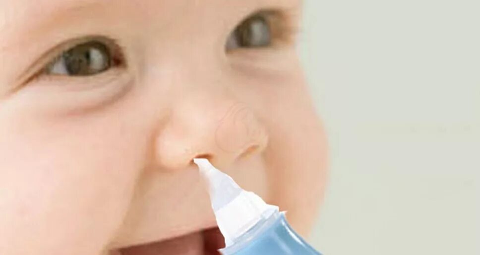 Заложен нос у ребенка в год. Малыш насморк. Ребенку капают в нос. Густые сопли у грудничка.
