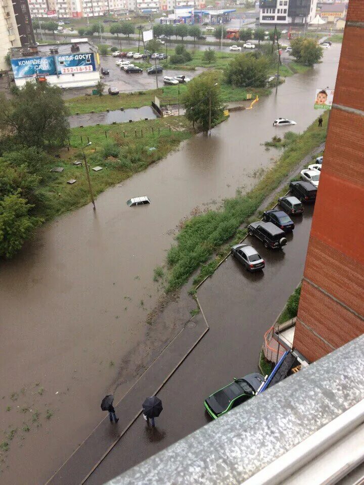 Дождь красноярск погода. Ливень в Красноярске. Ливень в Красноярске затопило. Наводнение в Красноярске. Красноярск затопление.