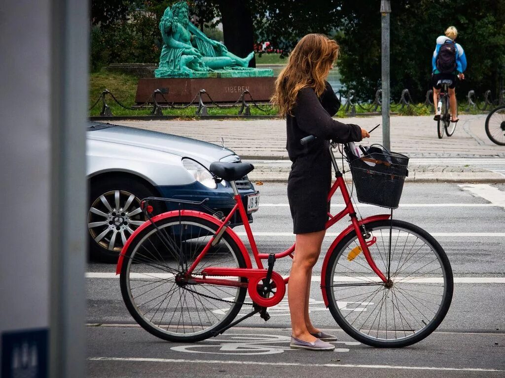 Можно 1 кататься на велосипеде. Езда на велосипеде. Девушка на велосипеде в Нидерландах. Девушка в платье на велосипеде. В юбке на велосипеде.
